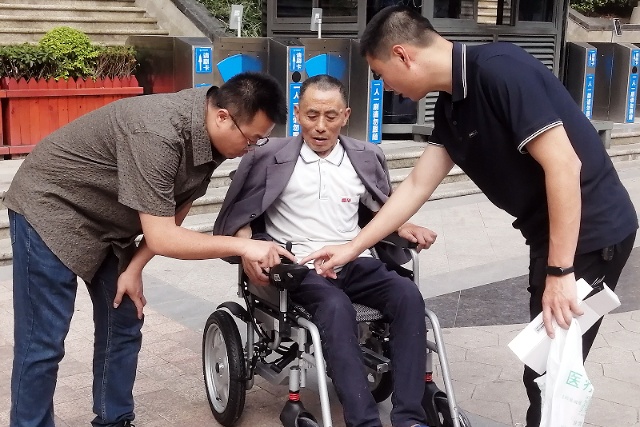 内江威远:暖心轮椅送烈属,尊崇关怀显真情